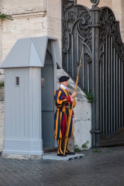 Papalık İsviçreli üniformalı muhafızlar Vatikan, Roma ve İtalya 'nın kapısında bekliyor.