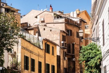 Roma, İtalya 'nın mimarisi. Güneşli yaz gününde eski binalar ve sokaklar