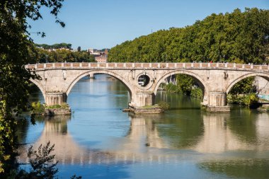 Roma, İtalya 'daki Tiber Nehri üzerindeki eski köprü.