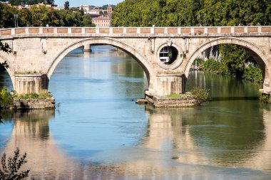 Roma, İtalya 'daki Tiber Nehri üzerindeki eski köprü.