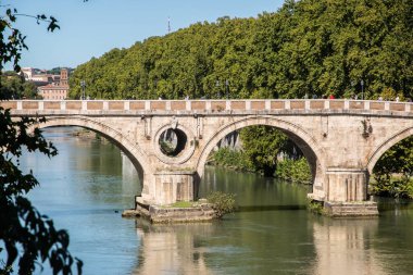 Roma, İtalya 'daki Tiber Nehri üzerindeki eski köprü.