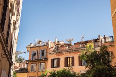 Roma, İtalya 'nın mimarisi. Güneşli yaz gününde eski binalar ve sokaklar