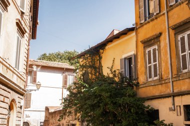 Roma, İtalya 'nın mimarisi. Güneşli yaz gününde eski binalar ve sokaklar