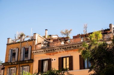 Roma, İtalya 'nın mimarisi. Güneşli yaz gününde eski binalar ve sokaklar