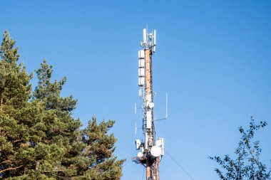 Telekomünikasyon kulesi ve mavi gökyüzü arka planında antenler. Kablosuz iletişim.