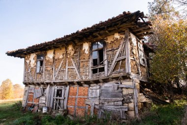 Eski harap olmuş kırsal kil ahşap ev temiz bir sabahta kapanır.
