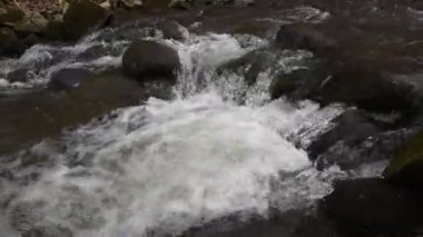 Küçük bir dağ deresinin akan suları ilkbaharın başlarında kapanır.