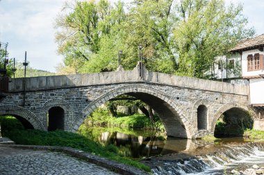 Bulgaristan 'ın Tryavna kentindeki nehrin üzerindeki eski taş köprü