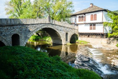Bulgaristan 'ın Tryavna kentindeki nehrin üzerindeki eski taş köprü