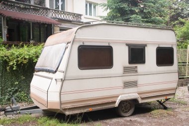 Şehrin banliyösünde park edilmiş klasik karavan karavanı.