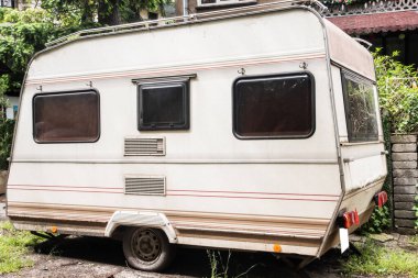 Şehrin banliyösünde park edilmiş klasik karavan karavanı.