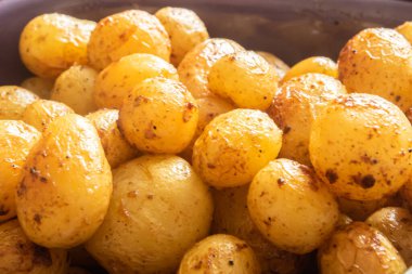 Fırında pişirme kabında baharatlı bebek patatesleri.