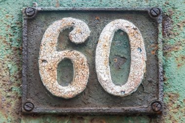 60 numaralı eski püskü dökme demir plaka.
