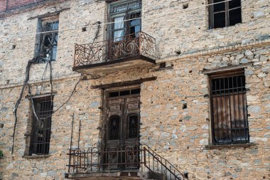 Eski, terk edilmiş Akdeniz evi, yıpranmış güzellik ve unutulmuş tarih sergileniyor.