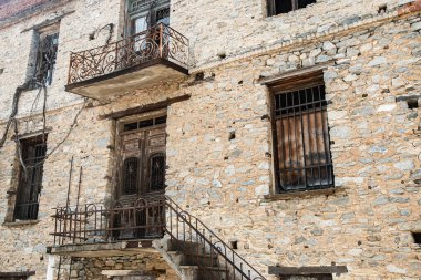 Eski, terk edilmiş Akdeniz evi, yıpranmış güzellik ve unutulmuş tarih sergileniyor.