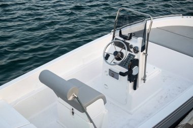 Sakin bir günde modern tekne dümeni ve kontrol paneli