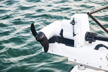 Sessiz itiş gücü için pruva monteli elektrik trolleme motoru ile donatılmış modern küçük bir tekne.