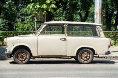 Doğu Avrupa caddesine park edilmiş eski Trabant arabası.