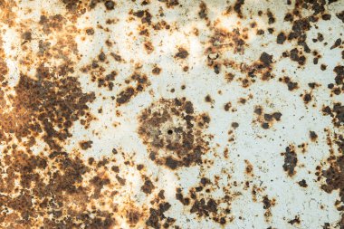 Paslı metal plakalı Grunge arka planı ve eski beyaz ve kahverengi soyulmuş boya izleri.