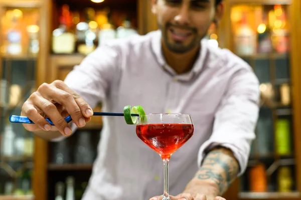 Close Vidro Com Bebida Vermelha Que Barman Precisa Decorar Com — Fotografia de Stock