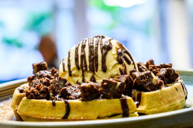 Lezzetli waffle, dondurma ve çikolatalı tabak.