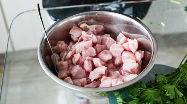 Peru yemeği ceviche. 2 hazırlama ceviche sodyum tuz ile karıştırılmış