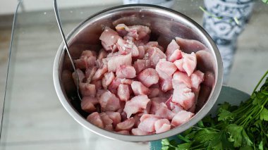 Peru yemeği ceviche. Tuzla karıştırılmış ceviche hazırlığı