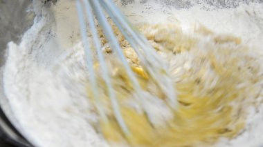 Ekmek ya da pasta yapmak için lezzetli bir hamuru karıştıran bir elin yakın çekimi. Yiyecek.