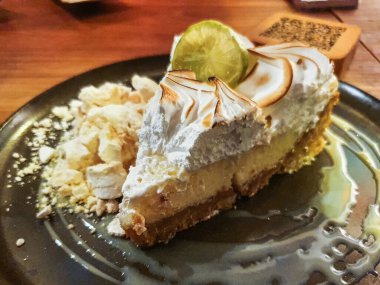 Limonlu ve kremalı, tatlı için hazır, nefis bir dilim limonlu pasta.