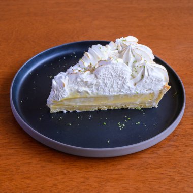 Bir tabakta servis edilen limonlu turta kalın bir katman krema ve limon lezzeti içeriyor.