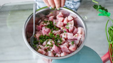 Peru yemeği ceviche. 3 ceviche hazırlama, baharatları kişniş ile karıştırma