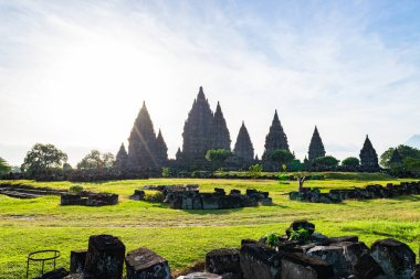 Yogyakarta, java, Endonezya 'daki antik Prambanan tapınak kompleksi üzerinde güneş parlıyor