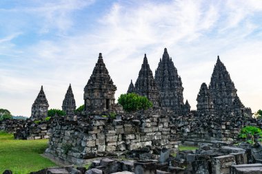 Java, Endonezya 'daki Prambanan tapınak kompleksi eski Hindu mimarisi ile huzurlu bir gökyüzüne karşı büyüleyicidir.