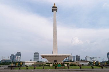 Ulusal anıt, Endonezya 'nın başkenti jakarta' da, altın yapraklı bir alevle kaplı 132 metre uzunluğunda bir dikilitaştır.