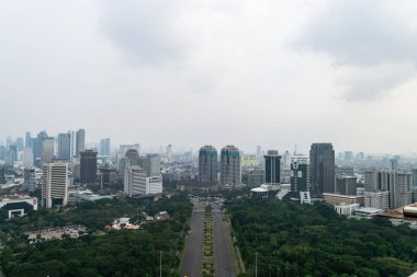 Modern gökdelenler, bulutlu bir günde Endonezya, Jakarta 'nın ufuk çizgisinde yükseliyor.