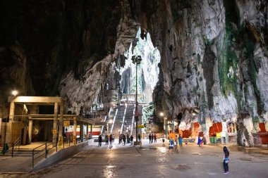 Batu mağaralarını keşfeden turistler Kuala lumpur, Malezya 'da bir dönüm noktası