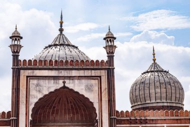 Hindistan, Delhi 'deki pijama camiinin süslü kubbeleri ve minarelerinin mimari ayrıntıları Babür mimarisinin güzelliğini gözler önüne seriyor.