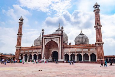 Turistler Delhi, Hindistan 'daki Jama Mescid Camii' nin mimarisinin keyfini çıkarıyorlar.