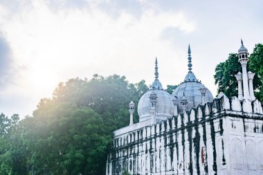Antik Hint camii güneşin doğuşunun sıcacık ışığında yıkanıyor.
