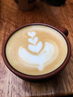 Cucco, Peru 'da sade bir kafede Latte Art Coffee servis ediliyor.