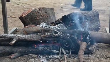 Yakacak odun. Barbekü kayıtları. Şenlik ateşinde yanan odunlar içinde barbekü için ateş hazırlığı.