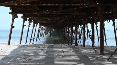 La Libertad, Peru 'daki Pacasmayo köprüsünün alt kısmı.