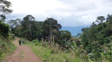 Bir vadiye bakan dağ patikasındaki yürüyüşçüler