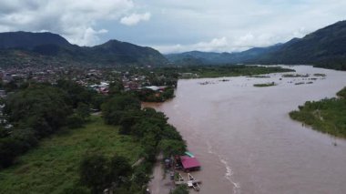Perene nehrinin Pichanaqui 'deki havadan görünüşü - Chanchamayo Peru' daki Junin departmanında yer almaktadır..