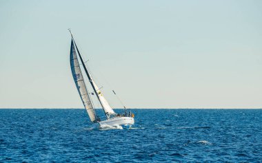 Okyanusta yelken açan yelkenli