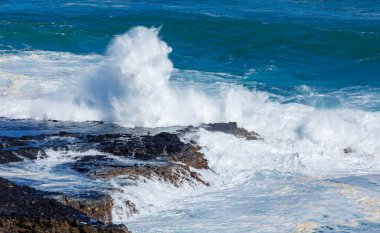 Atlantik kıyısında dalgaları