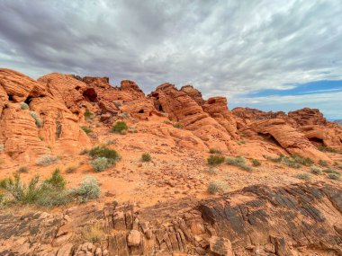 Ateş Vadisi Eyalet Parkı 'ndaki Red Rock Kanyonu Dağları