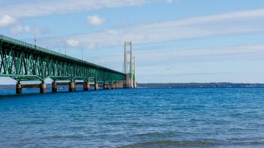 Denizde bir köprü manzarası  