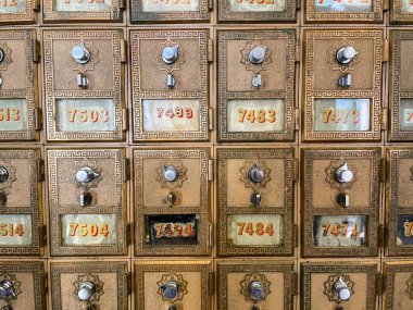 içinde harfler ve numaralar olan eski bir posta kutusu.