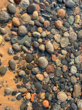 Sahilde güzel deniz taşları